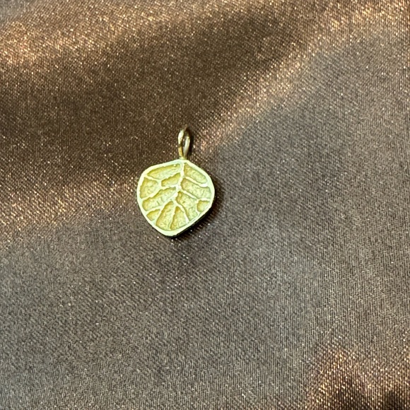 18k Pure Gold Aspen Leaf Pendant - Picture 4 of 4